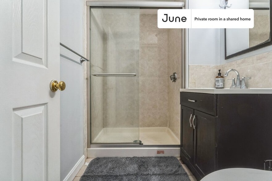 Building Photo - Room in Shared 5 bed/3 bath home