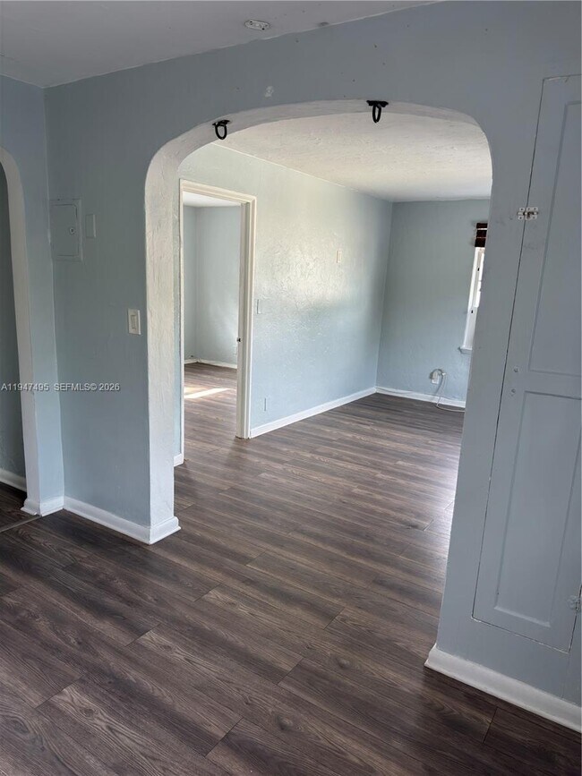 Building Photo - 921 N 17th Ct