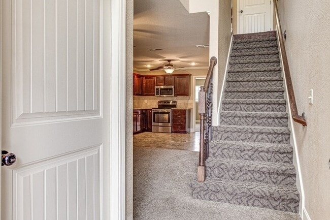 Building Photo - Stylish 3-Bed, 2-Bath Northland Townhome i...