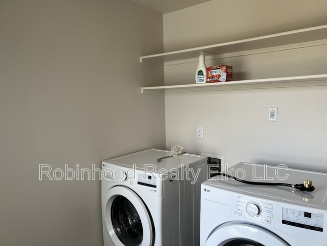 Building Photo - 2433 5th St