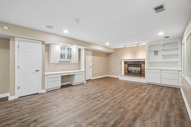 Building Photo - 1819 Brookview Dr
