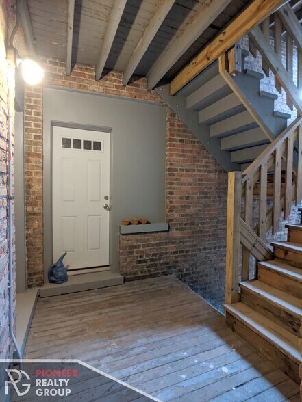Primary Photo - 423 W Belden Ave