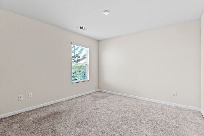 Building Photo - 552 Post Oak Ln