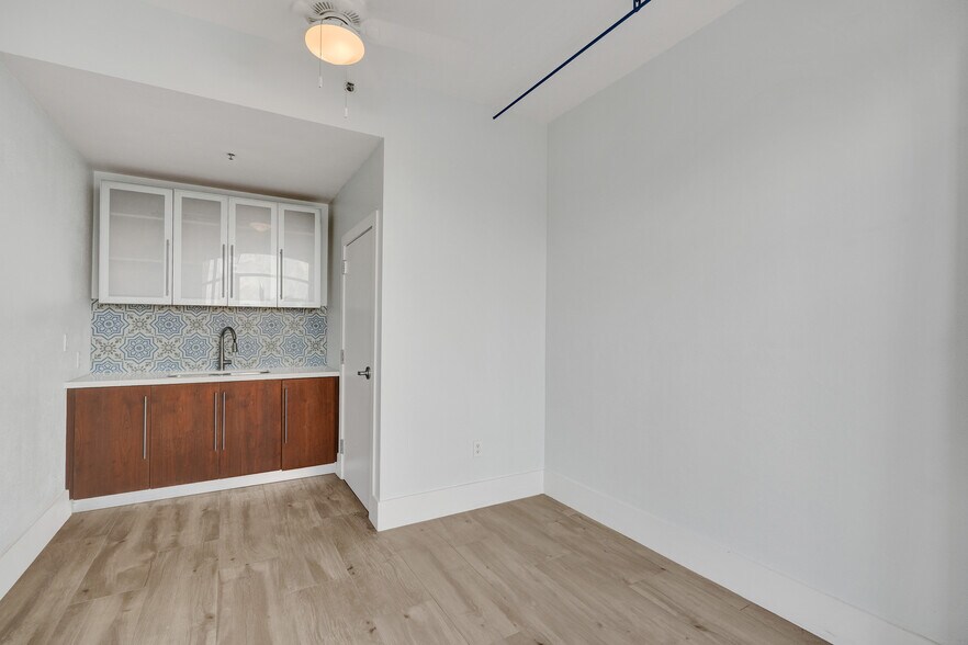 Building Photo - 848 Brickell Key Dr