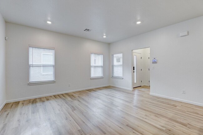 Building Photo - Stunning Brand New Duplex with Private Backyard in Edmond!