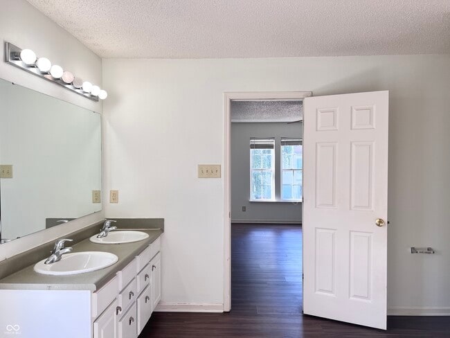 Building Photo - 10400 Hickory Hill Dr