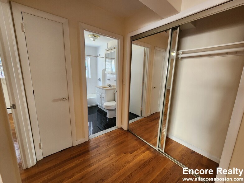 Building Photo - 34 Gardner St