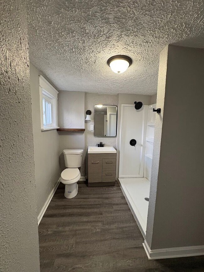 Building Photo - Four bedroom one bathroom home for rent
