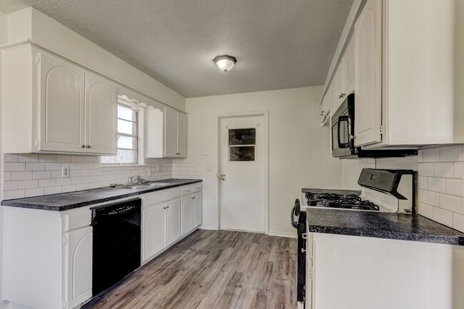 Building Photo - Cozy & Stylish Living Near ESA Park with F...