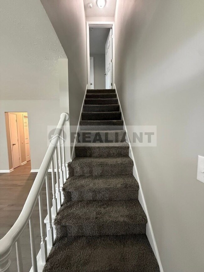 Building Photo - 1684 Hill View Pl