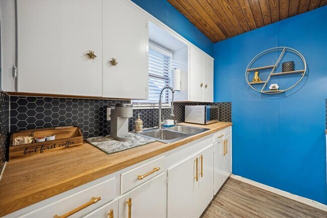 Building Photo - 211 Lessin Ln