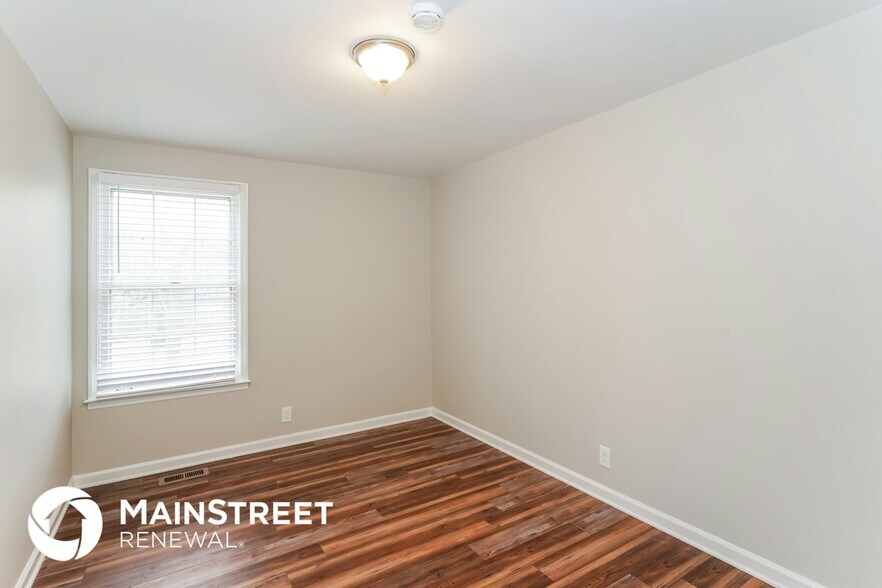 Building Photo - 242 Iris Dr