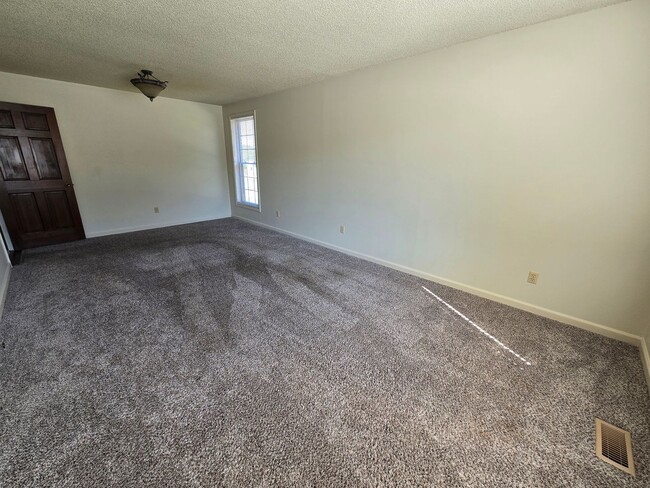 Building Photo - 3/2 One Level Home w/ Spacious, Level Lot!