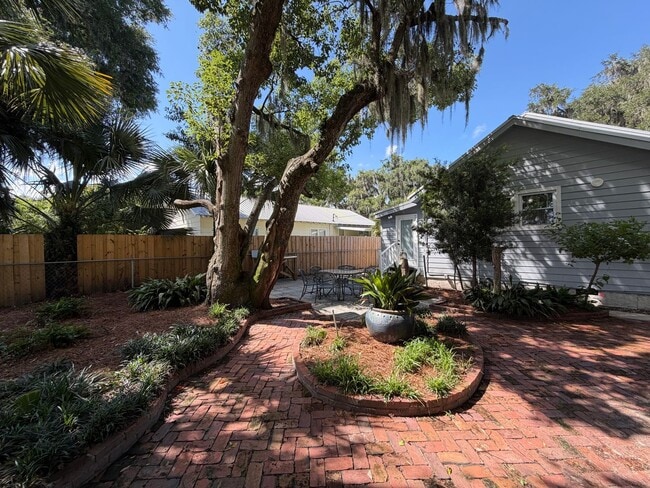 Building Photo - 107 Screven St
