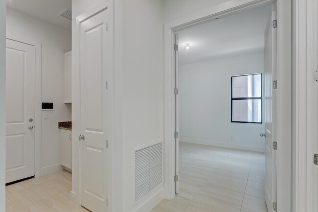 Building Photo - 13559 Artisan Cir