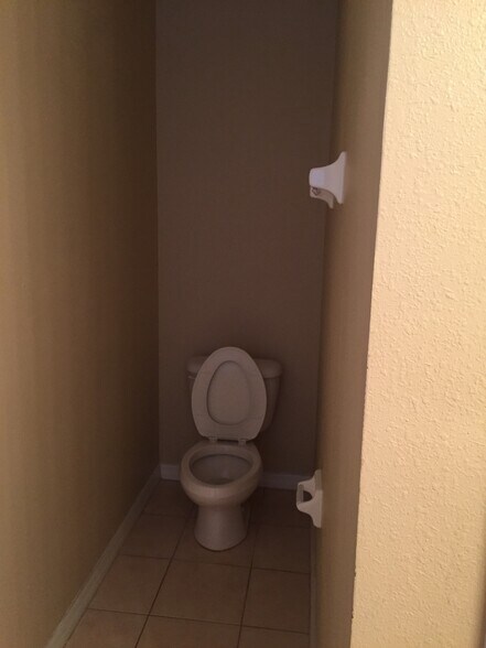 Masters toilet - 4045 Pemberly Pines Cir