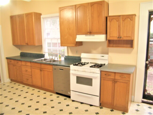 Building Photo - 447 Elmira Ave
