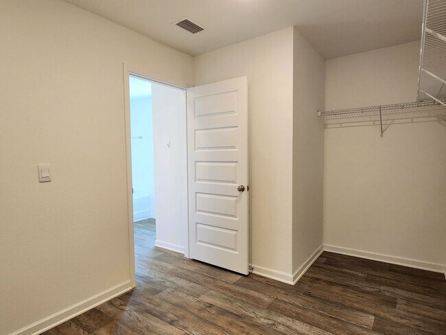 Building Photo - Lovely 4/2 available now in Raley Farms of...