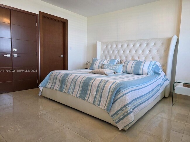 Building Photo - 9225 Collins Ave