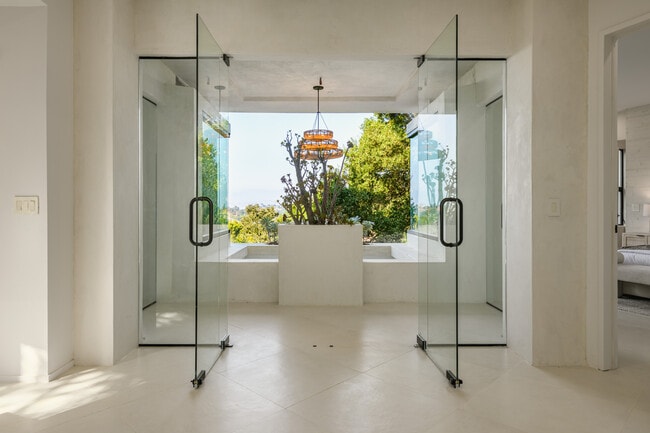 Building Photo - 8896 Lookout Mountain Ave