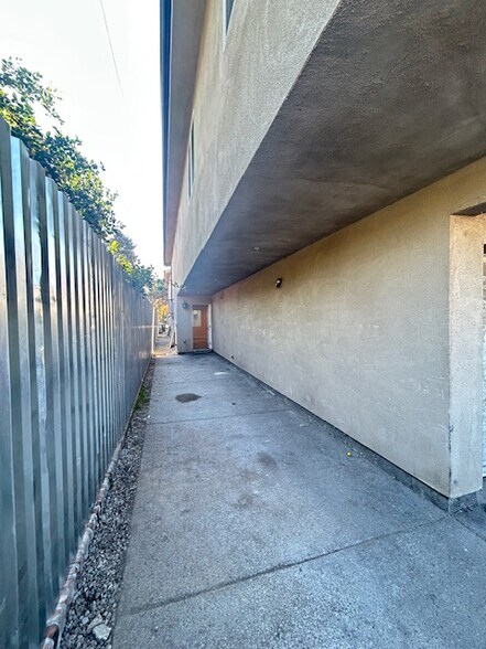 Building Photo - 213 1/2 E 84th Pl