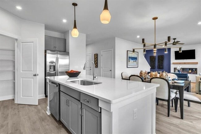 Building Photo - 75 Hickory Ln