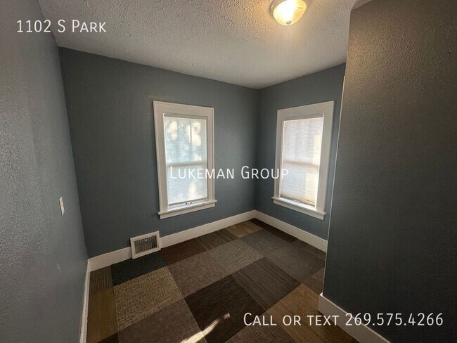Building Photo - 1102 S Park-
