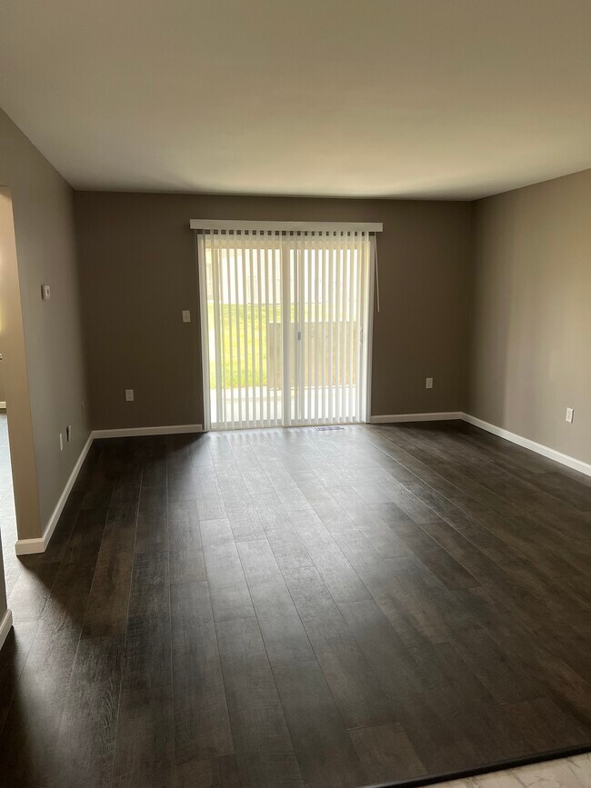 Living Area - 2275 N Cable Rd