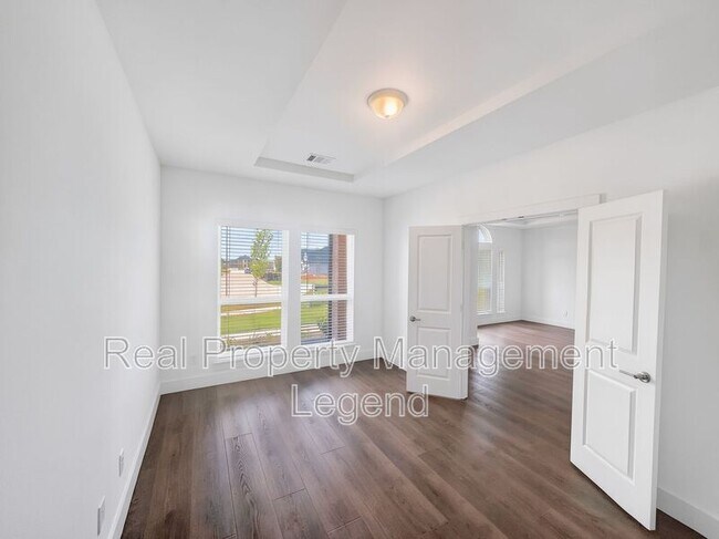 Building Photo - 1019 Modesto Dr
