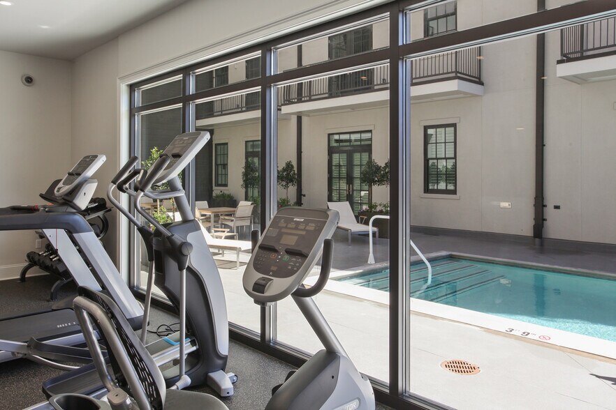 Building Photo - 731 Saint Charles Ave