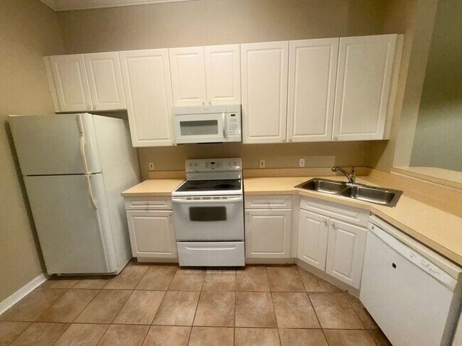 Building Photo - 2 Bedroom 2 Bath Corner Unit Ground Floor ...