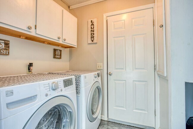 Building Photo - 3 BED | 3 BATH | POOLER | FURNISHED