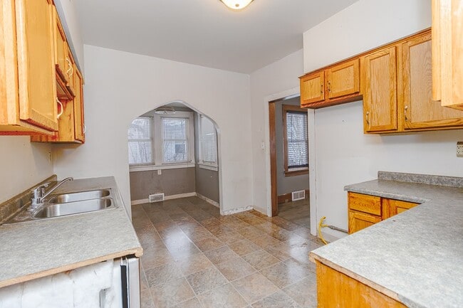 Building Photo - 2319 Hecker Ave