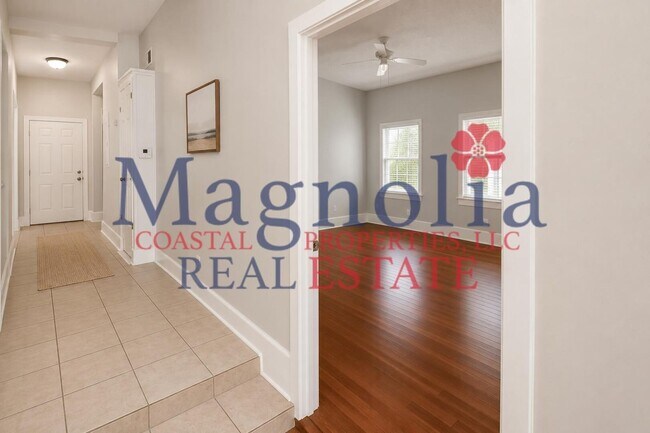 Building Photo - First floor 2 bedroom unit in the Heart of Downtown Savannah!