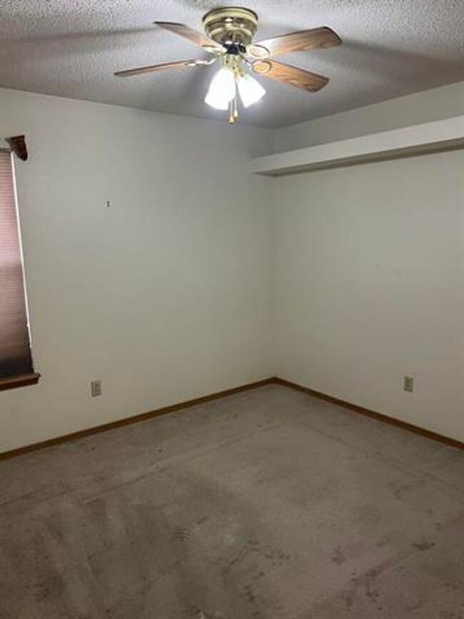 Building Photo - Lovely 3 Bedroom 2 bathroom home with pool