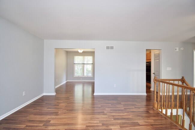 Building Photo - 647 Regent Rd