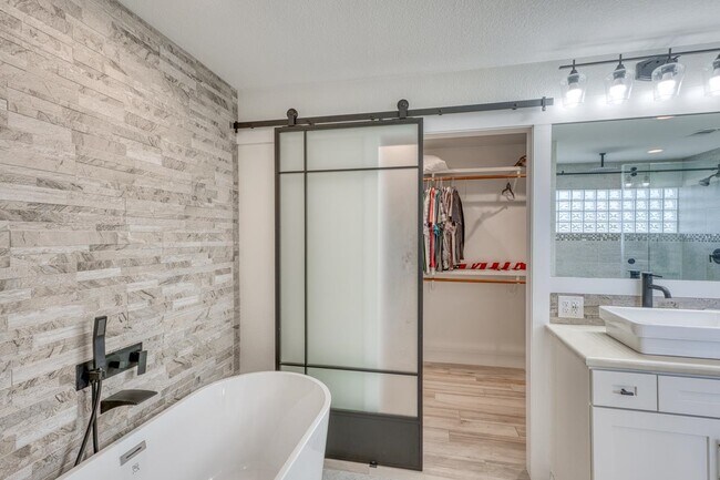 Building Photo - 3305 Close Call