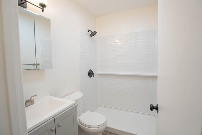 Building Photo - 825 W 167th St