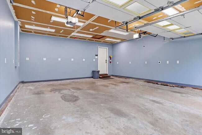 Building Photo - SINGLE FAMILY HOME.