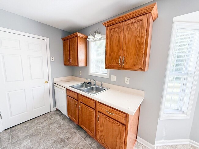 Building Photo - 3 Bedroom 2 Bathroom Home!!