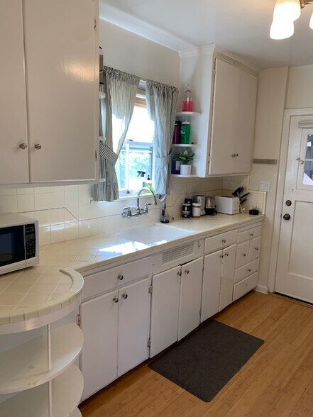 Building Photo - 585 California St