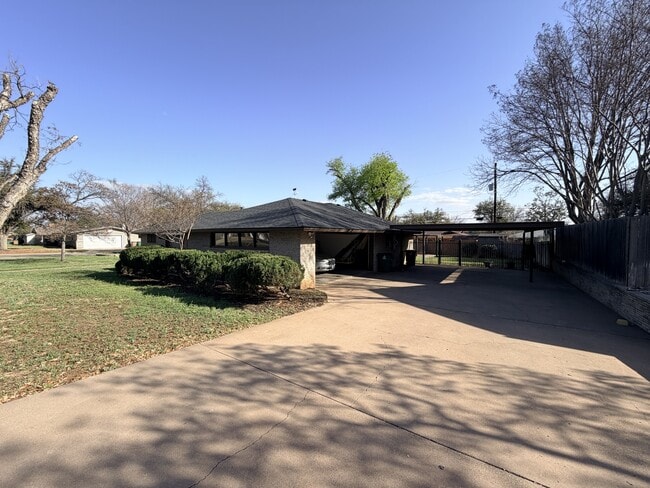 Building Photo - 2601 Oxford Ave