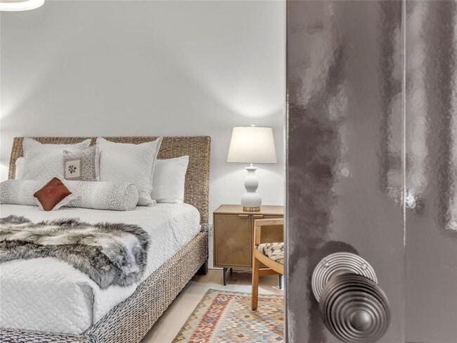 Building Photo - 1229 N Dewey Ave