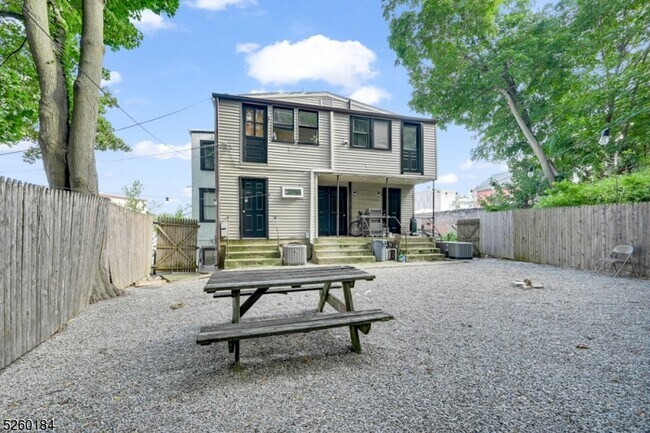 Building Photo - 38 Morris St