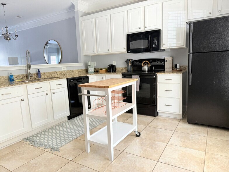 Building Photo - 617 Lake Forest Road