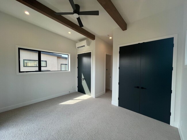 Building Photo - Like-New Townhome in the Gorgeous Terrane ...