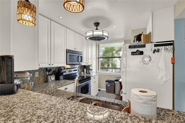 Building Photo - 10680 S Ocean Dr