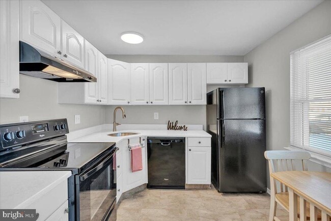 Building Photo - 915 Silver Ct