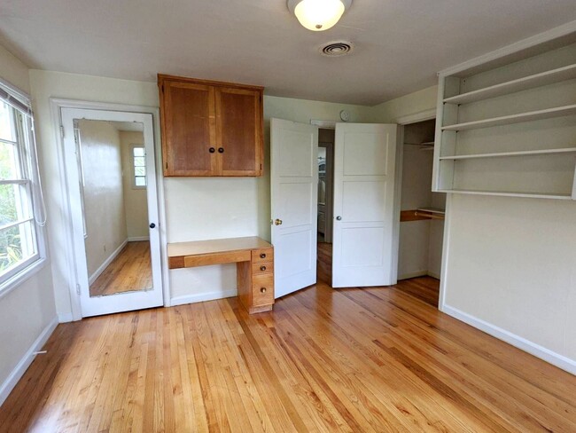 Building Photo - 5+ bedroom South Campus house w/ large fen...