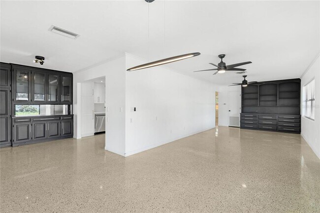 Building Photo - 2723 Lynnhurst St